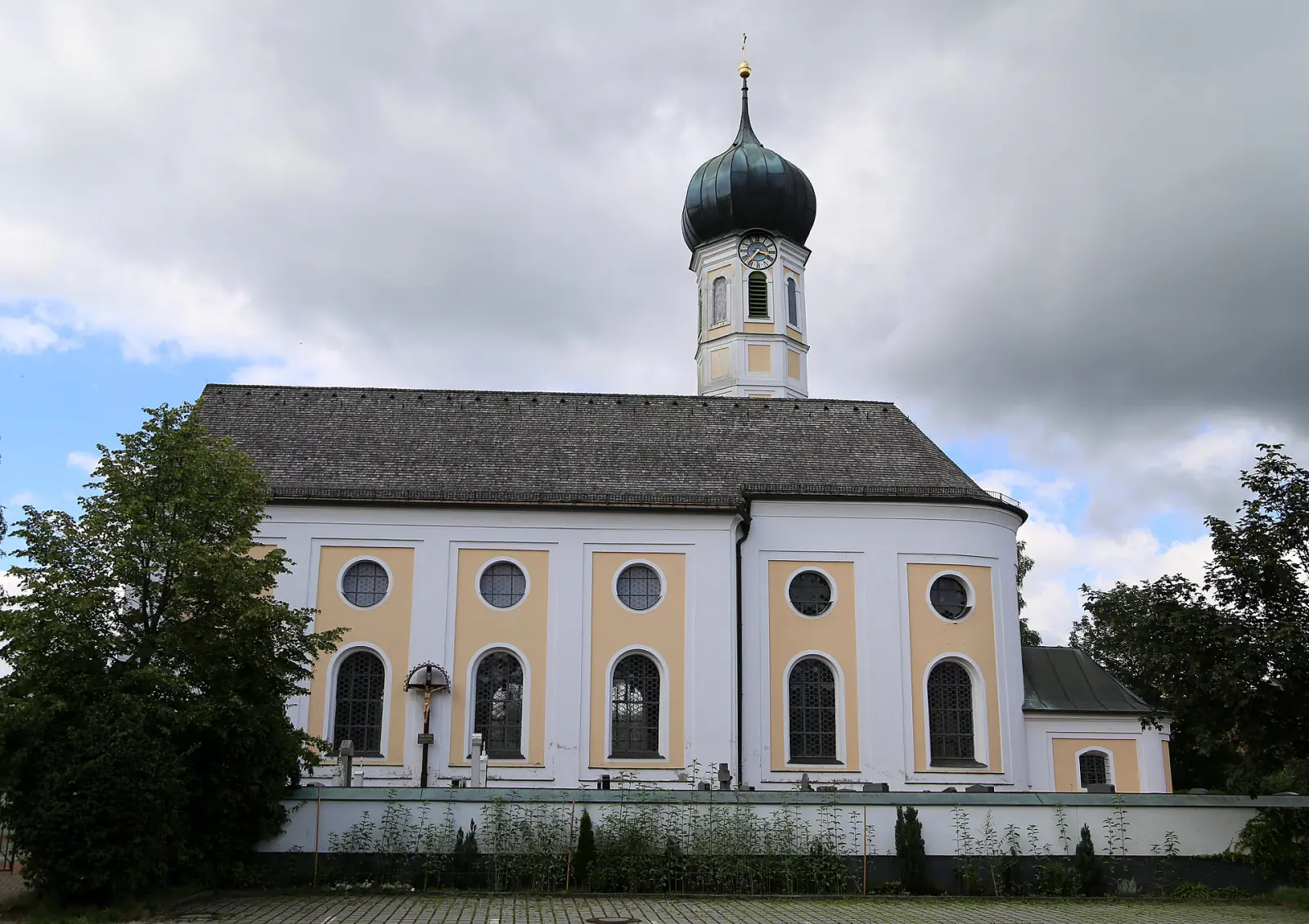 Barocke Pfarrkirche Heilig Kreuz in Hofolding (Gemeinde Brunnthal)