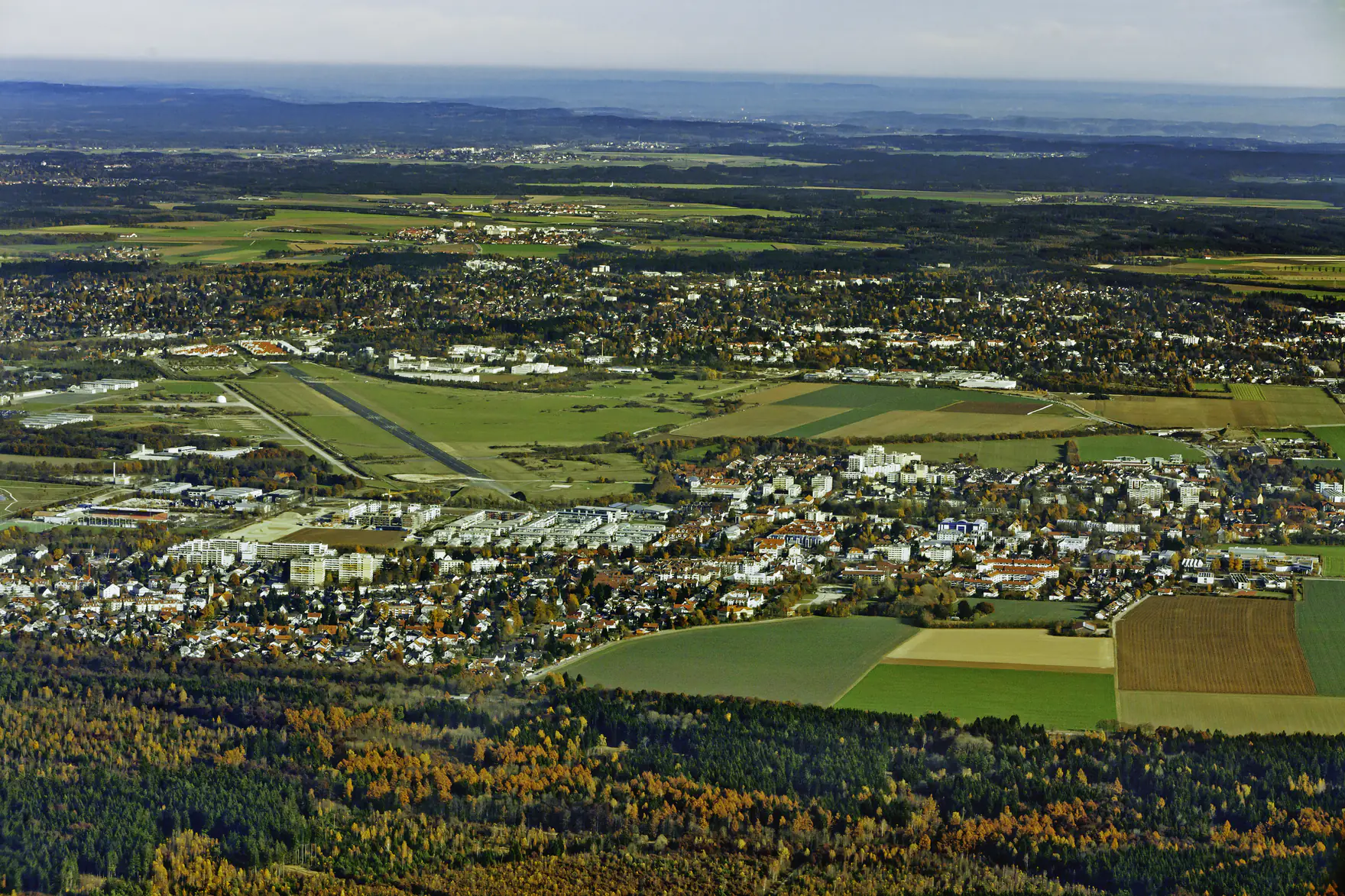 Luftbild von Unterhaching im Hachinger Tal